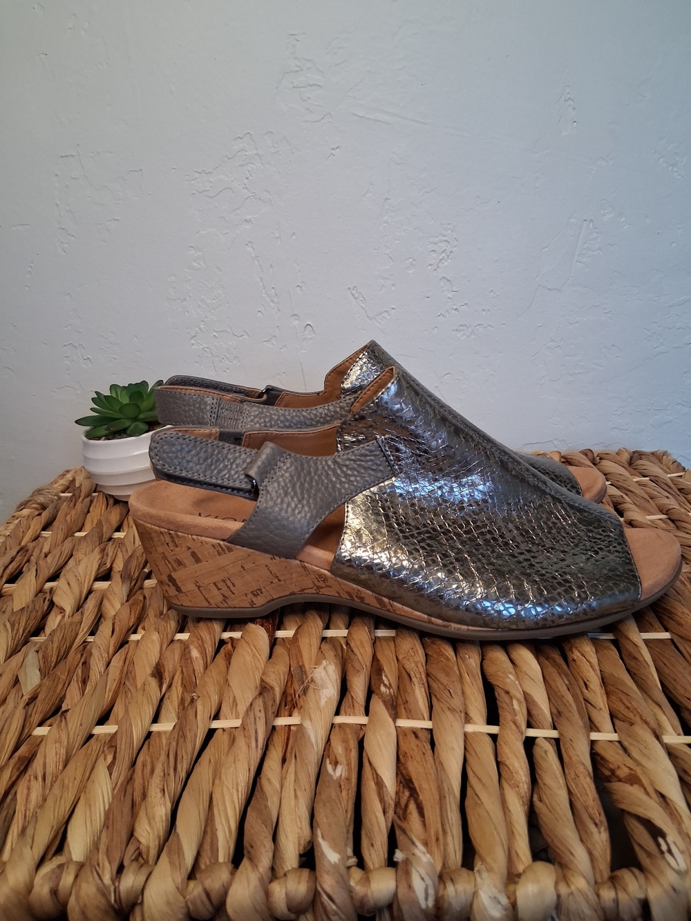 Vionic Tatiana Wedge Sandals Sz 11 Metallic Snake Embossed Cork Heel Comfort Ort - Picture 3 of 7